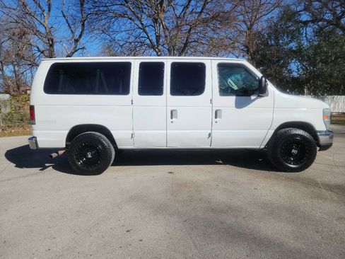 Used 2009 Ford E-350 and Econoline 350 Super Duty Wagon image 11