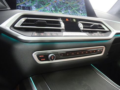 Used 2022 BMW X7 xDrive40i w/ M Sport Package image 31