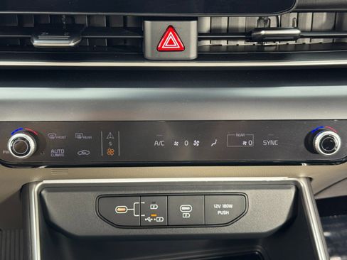 Used 2025 Kia Carnival image 28