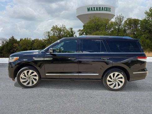 Used 2024 Lincoln Navigator Reserve image 3