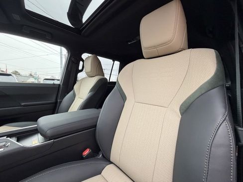 Used 2025 Lexus GX 550 image 30