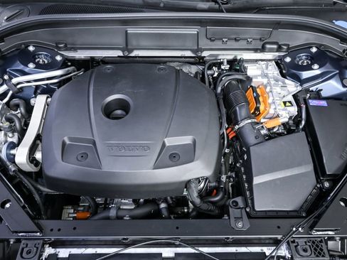 Certified 2025 Volvo XC60 T8 Ultra w/ Protection Package Premier image 36