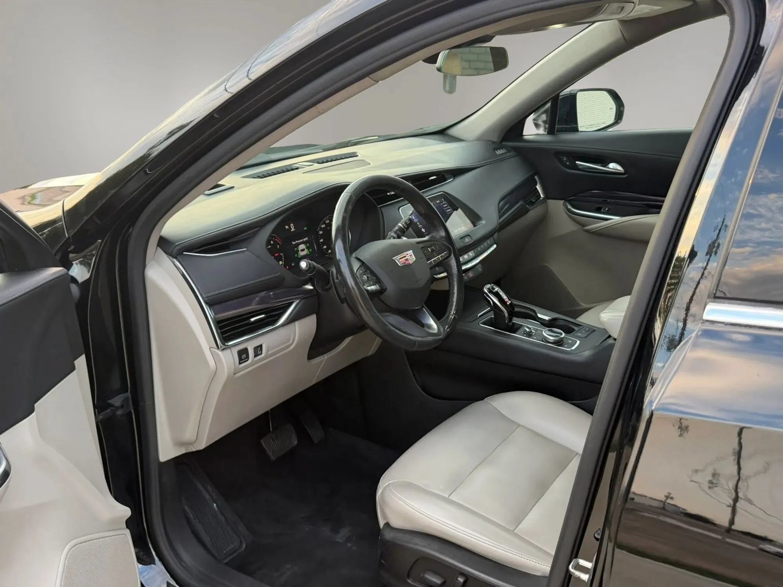 Used 2023 Cadillac XT4 Luxury w/ Cold Weather Package FWD image 13