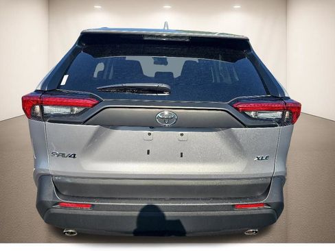 Used 2025 Toyota RAV4 XLE w/ Convenience Package FWD image 5