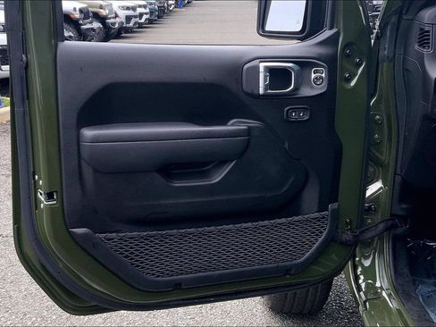Used 2024 Jeep Wrangler Unlimited w/ Convenience Group AWD/4WD image 20