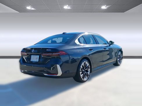 Used 2026 BMW 530i w/ Premium Package RWD image 8