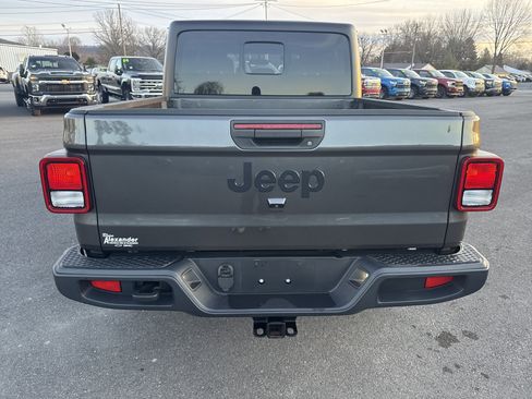 Used 2022 Jeep Gladiator Sport image 4