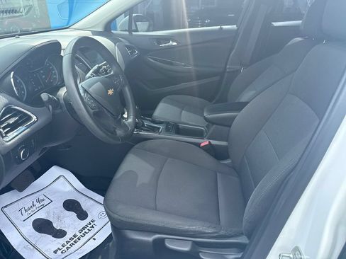 Used 2018 Chevrolet Cruze LT FWD image 19