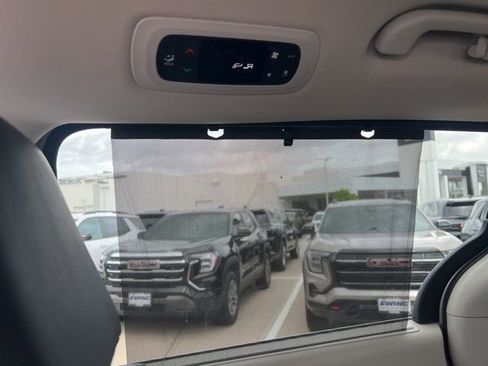 Used 2024 Chrysler Pacifica Touring-L image 10