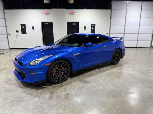 Used 2024 Nissan GT-R w/ Floor Mat Package AWD/4WD image 2