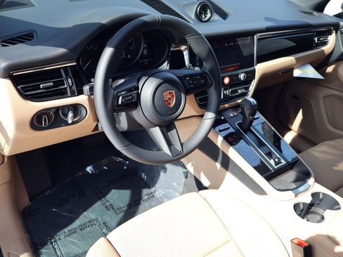 New 2026 Porsche Macan image 4