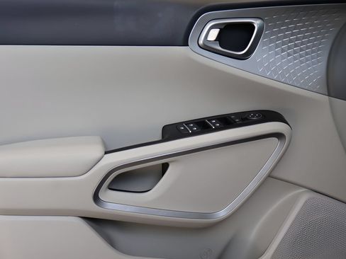 Used 2025 Kia Soul LX w/ LX Technology Package FWD image 9