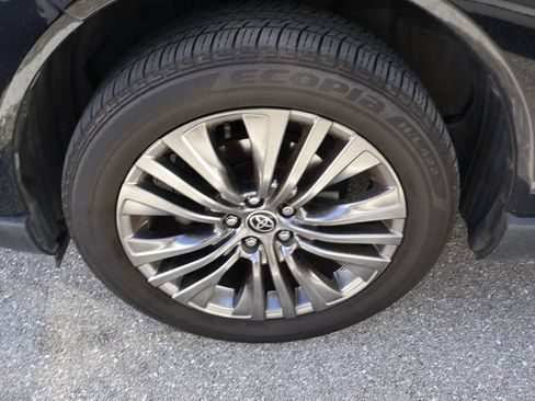 Used 2023 Toyota Venza XLE AWD/4WD image 4