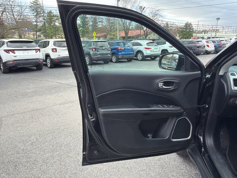 Used 2018 Jeep Compass Latitude w/ Cold Weather Group image 15