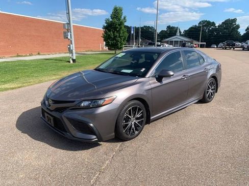 Used 2022 Toyota Camry SE w/ Cold Weather Package FWD image 3