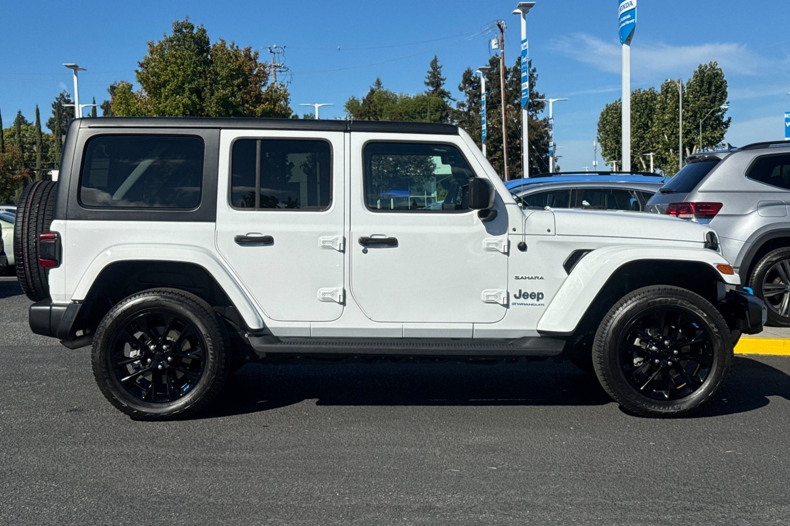 Used 2023 Jeep Wrangler Unlimited Sahara AWD/4WD image 8