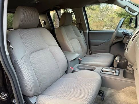 Used 2016 Nissan Frontier SV image 8