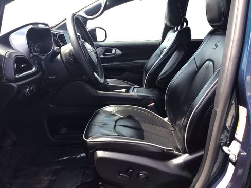 Used 2025 Chrysler Pacifica Limited FWD image 9