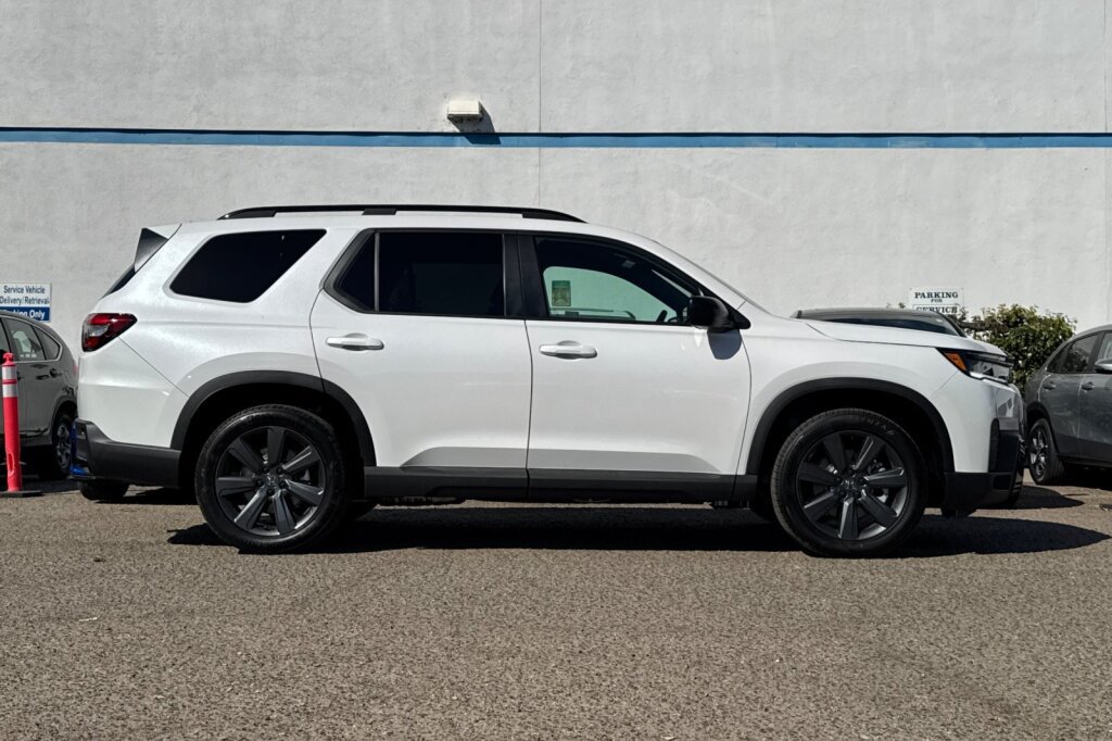 New 2026 Honda Pilot Sport image 3