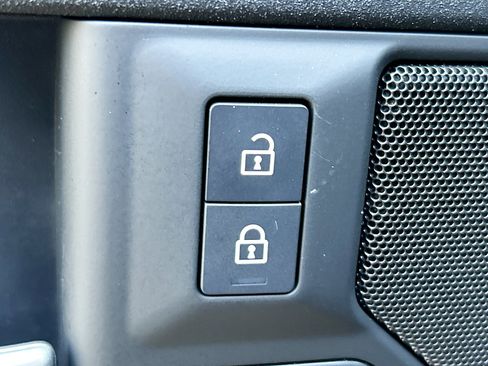 New 2025 Land Rover Defender 90 V8 image 17