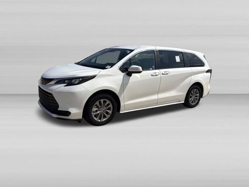 Used 2025 Toyota Sienna LE FWD image 9
