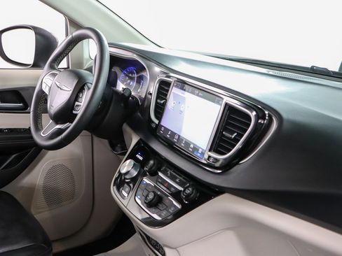 Used 2023 Chrysler Pacifica Touring-L FWD image 26