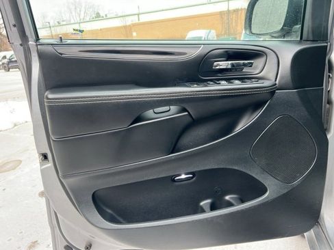 Used 2015 Dodge Grand Caravan SXT image 19