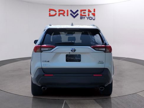 Used 2022 Toyota RAV4 XLE Premium AWD/4WD image 4