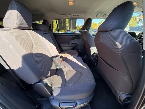 Used 2023 Toyota Highlander L image 16
