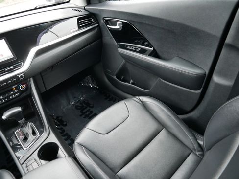 Certified 2022 Kia Niro Touring Special Edition image 11