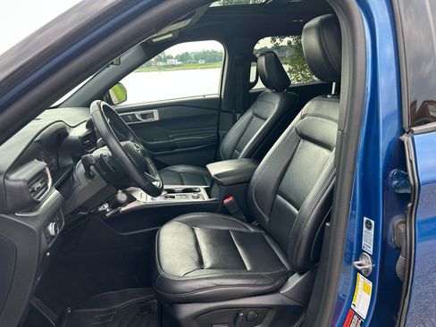Used 2020 Ford Explorer XLT w/ Equipment Group 202A AWD/4WD image 9