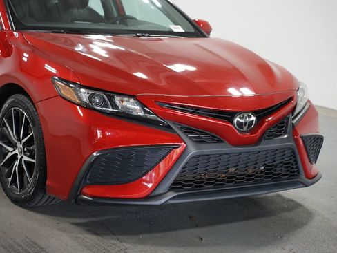 Used 2021 Toyota Camry SE FWD image 4
