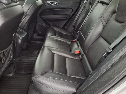 Used 2023 Volvo XC60 B5 Plus image 6