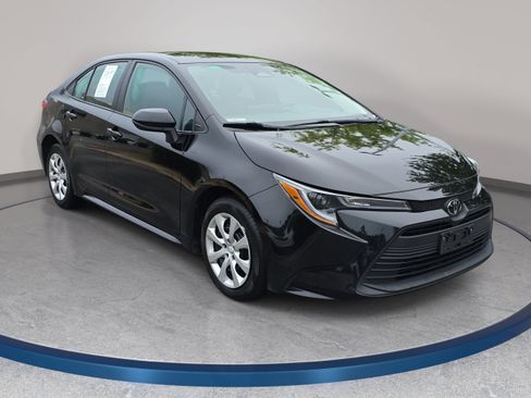 Used 2025 Toyota Corolla LE FWD image 3