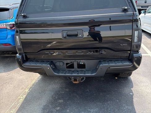 Used 2021 Toyota Tacoma TRD Off-Road w/ TRD Premium Off Road Package AWD/4WD image 4