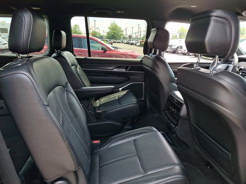 Used 2024 Jeep Wagoneer Series III AWD/4WD image 15