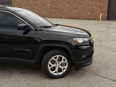 Used 2024 Jeep Compass Latitude AWD/4WD image 2