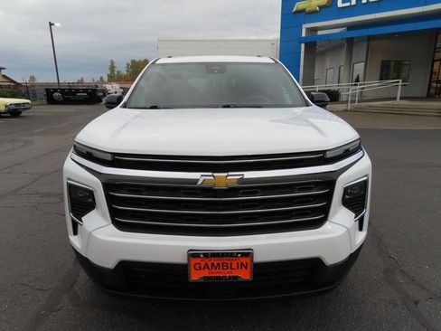 Used 2025 Chevrolet Traverse LT AWD/4WD image 2