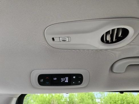 Used 2019 Chrysler Pacifica Touring-L FWD image 19