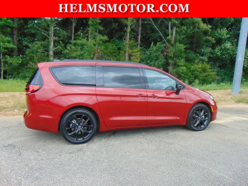 Certified 2025 Chrysler Pacifica Limited FWD image 11