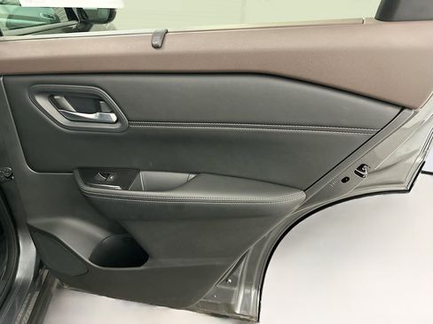 Used 2023 Nissan Rogue SV w/ SV Premium Package image 32