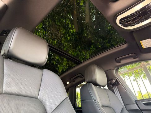 Certified 2025 Porsche Macan AWD/4WD image 18