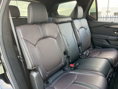 Used 2025 Honda Pilot Black Edition image 29