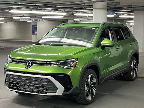New 2025 Volkswagen Taos SE image 3