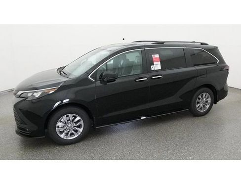 New 2026 Toyota Sienna XLE FWD image 2