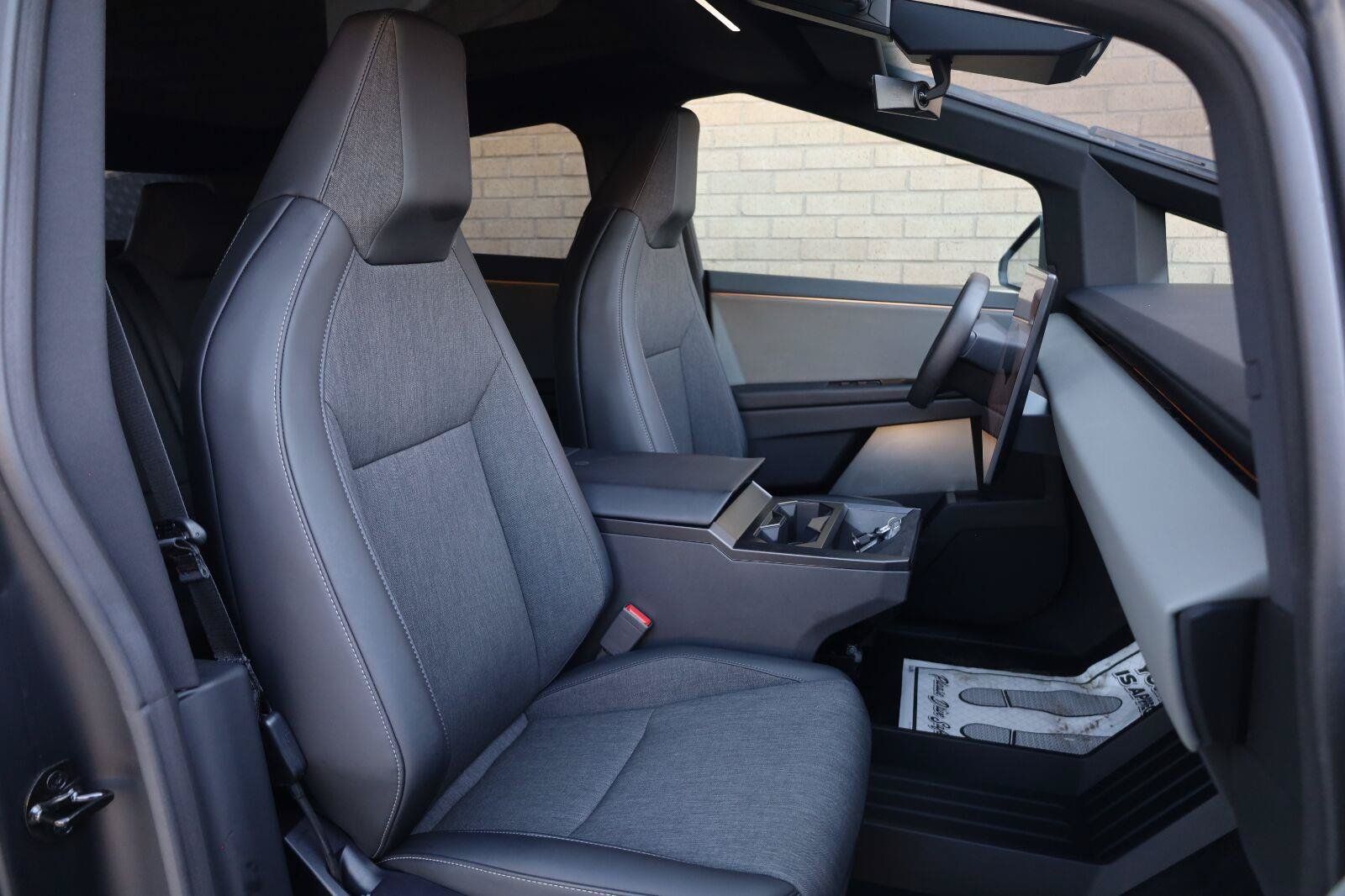 Used 2025 Tesla Cybertruck 2WD Crew Cab image 29