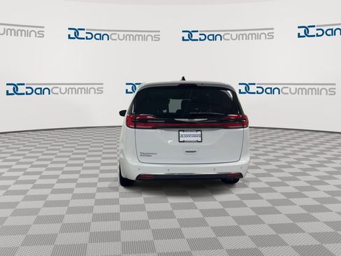 Used 2024 Chrysler Pacifica Touring-L image 7