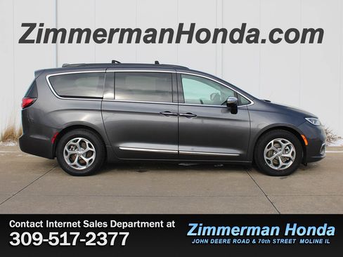 Used 2023 Chrysler Pacifica Limited image 1