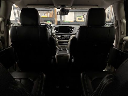 Used 2022 Chrysler Pacifica Touring-L image 22
