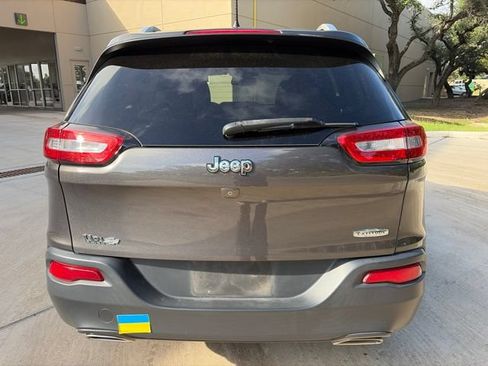Used 2018 Jeep Cherokee Latitude Plus FWD image 3